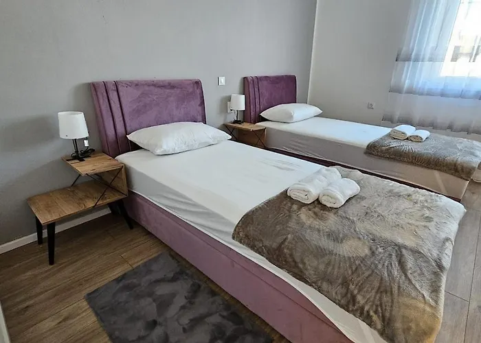 דירה Three Bedroom